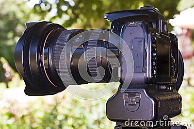 DSLR Camera - side profile with 17-20mm lens