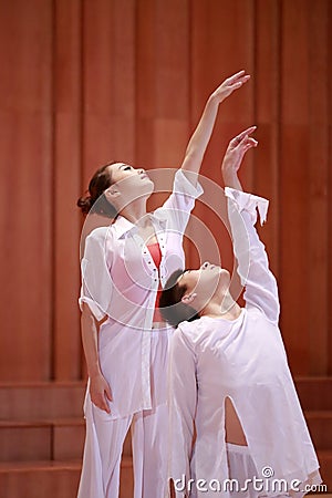 Duet dance, rising arm