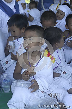 EARLY AGE CHILDREN EAT BREAD DRESS HAJJ HAJJ AND LEARN TO WORSHIP