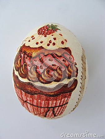 Easter egg with decoupage technique