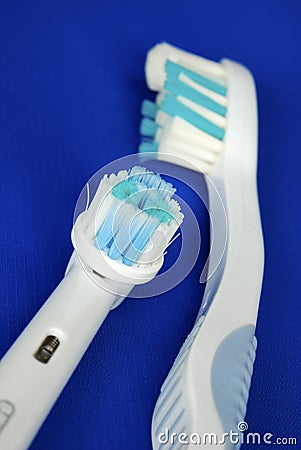 An electric toothbrush head and a hand toothbrush