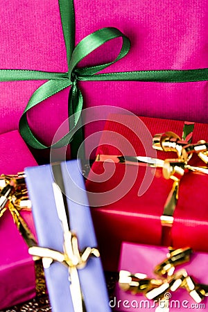 Emerald Bowknot over Magenta Gift Box