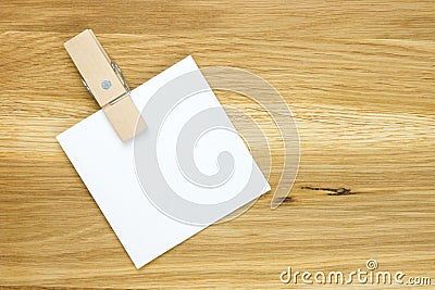 Empty note on wooden surface