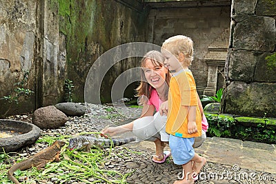 Family feeding iguanas
