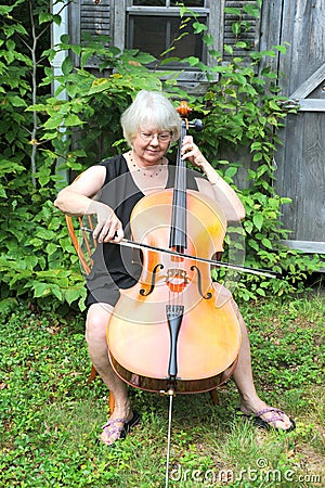 Female cellist.