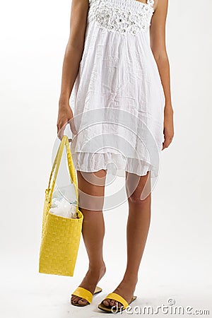 ... libre de droits: Femme dans la robe blanche d Ã©tÃ© avec le sac jaune