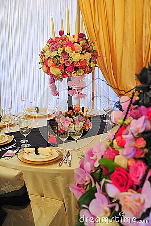 Flower arrangements for wedding receptions