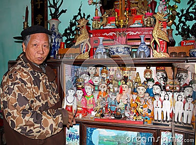 The folk artist of Thanh Hai water puppetry inside wooden puppet