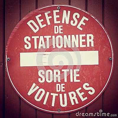 French no parking sign