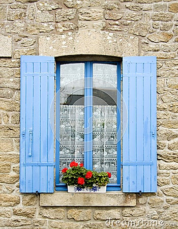 french-window-blue-shutters-7190507.jpg