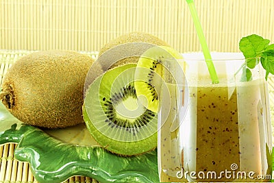 Fresh kiwi fruit juice with kiwi ruit