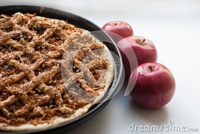 Freshly baked apple pie with apples