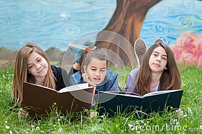 Friends reading books