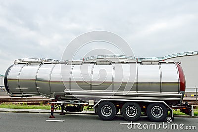 Fuel tanker semi-truck