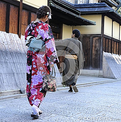 http://thumbs.dreamstime.com/x/geisha-walking-man-kyoto-japan-november-woman-japanese-kimono-street-november-kyoto-japan-48640026.jpg