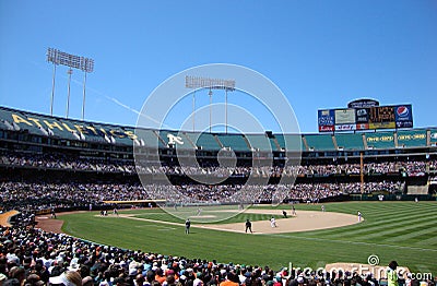 Giants swings as Athletics get ready for the ball