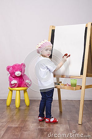Girl, the artist draws on easel bear