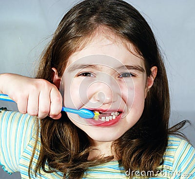 Girl cleaning her teeth