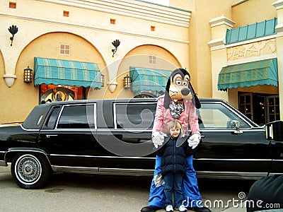 Goofy with Limo and Friend at Disneyland Paris