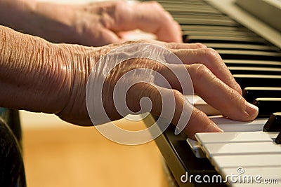 Hand of old piano player