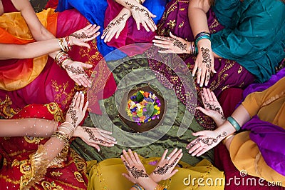  - henna-decorated-hands-arranged-circle-29113662