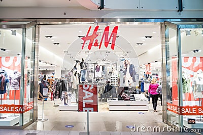 HM store logo in Mall of America