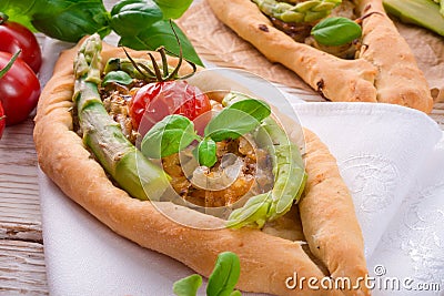 Home-baked pide with green asparagi