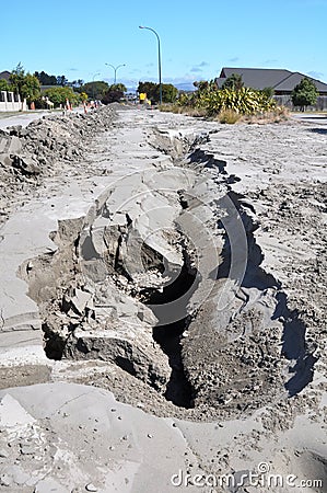 Huge Cracks Appear in Christchurch Earthquake