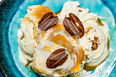 Ice cream, pecan and caramel