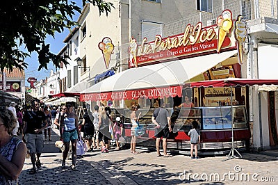 Ice cream shop in the pedestrian street of Saintes-Maries-de-la-