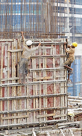 India contruction site workers disregard safety