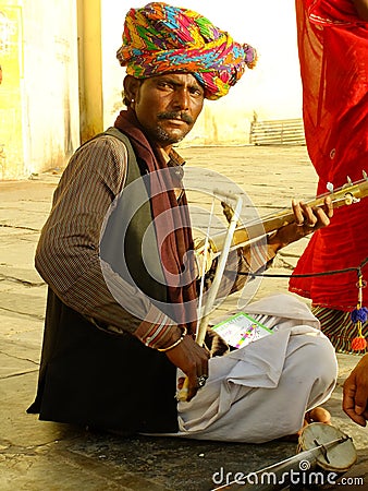 Indian man playing ravanahatha at Lake Pichola, Udaipur, India