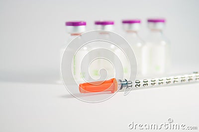 Injection vial and disposable syringe