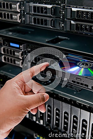 Inserting cd-rom in server