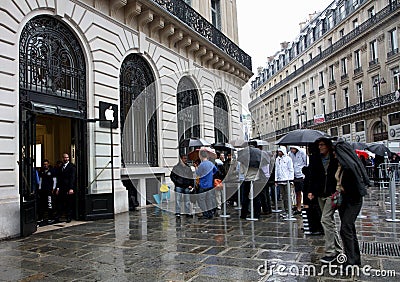 IPhone 5 draws fans to Apple stores in Paris