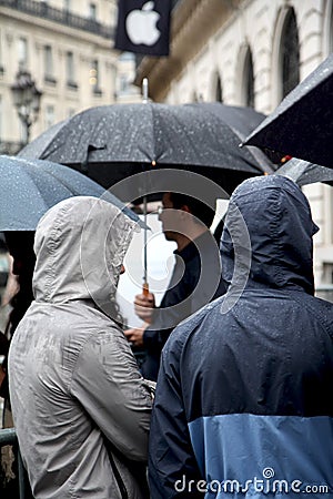 IPhone 5 draws fans to Apple stores in Paris