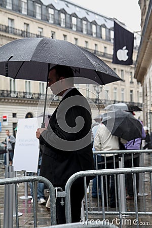 IPhone 5 draws fans to Apple stores in Paris