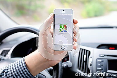IPhone 5s with Google Maps in the hand of driver