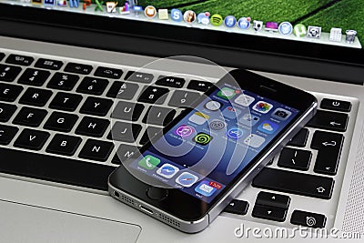 IPhone 5s lying on retina macbook pro keyboard