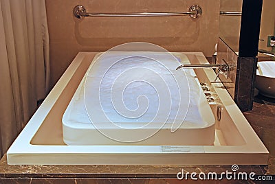 JACUZZI INFINTY FLOW BATH TUB