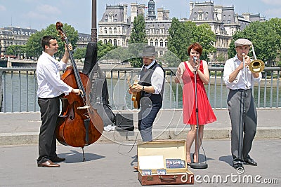 Jazz street performers on the Pont St Louis, Paris, France