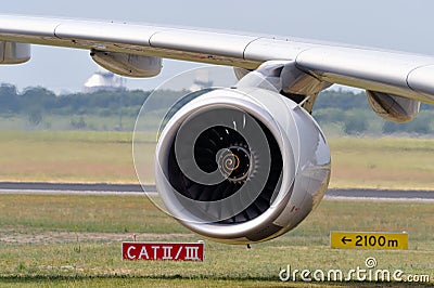 Jet engine and aircraft wing