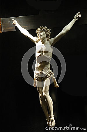 sculpture de marbre blanche de jesus christ sur une croix en bois ...