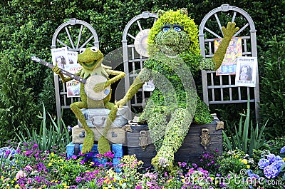 Kermit & Miss Piggy Topiary
