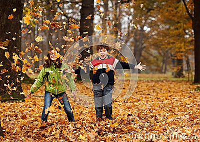 http://thumbs.dreamstime.com/x/kids-playing-autumn-park-23097115.jpg