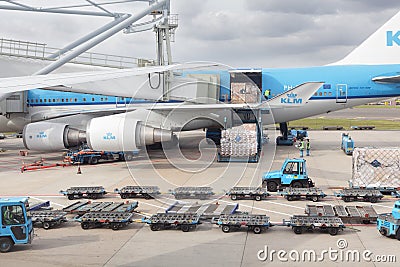 KLM airplane cargo loading
