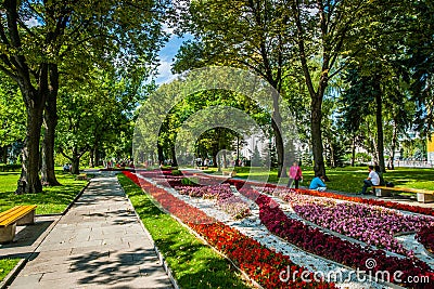Kremlin tour 32: Tourists in Secret garden of the