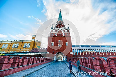 Kremlin tour 6: Two women meet on the bridge