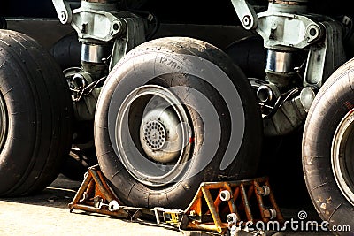 Landing gear and airplane wheels