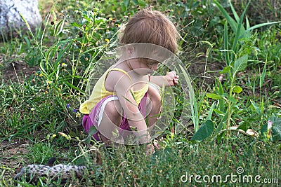 Little girl play in the garden